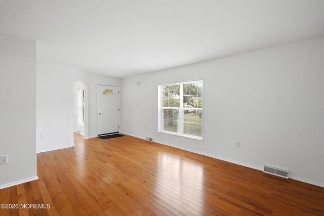 25 Fort Lee Drive, Manahawkin, NJ 08050