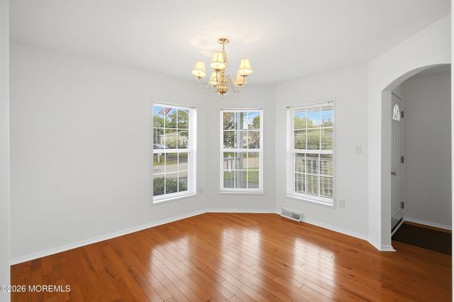 25 Fort Lee Drive, Manahawkin, NJ 08050