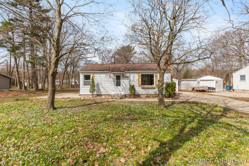 15403 Pine Street, Grand Haven, MI 49417