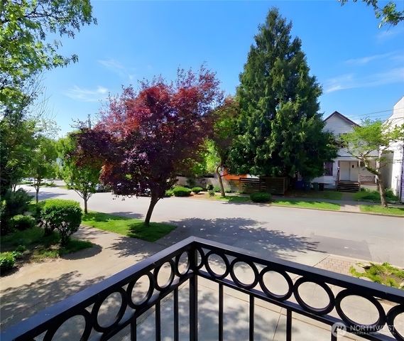424 21st Avenue, Seattle, WA 98122