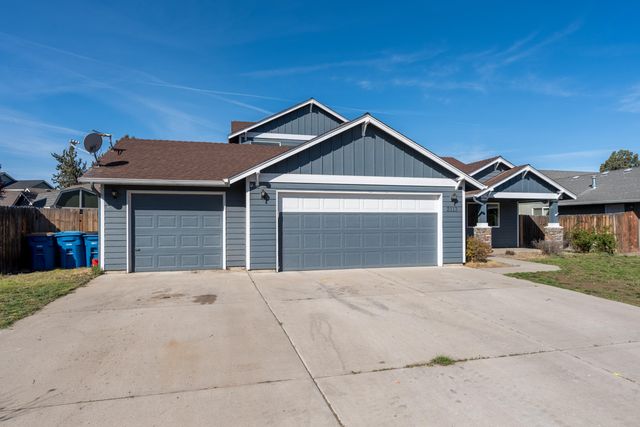 2113 NW 22nd Street, Redmond, OR 97756