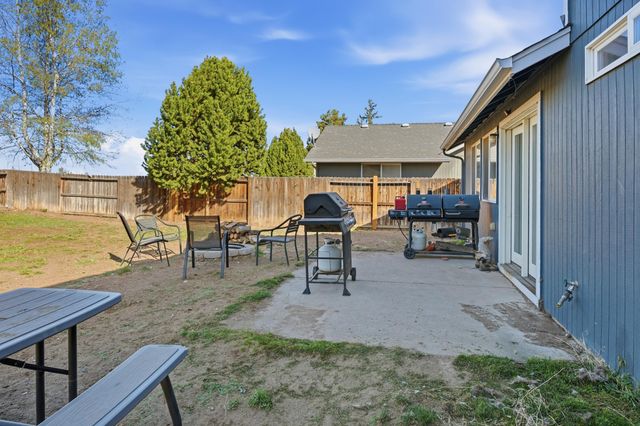 2113 NW 22nd Street, Redmond, OR 97756