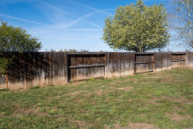 2113 NW 22nd Street, Redmond, OR 97756