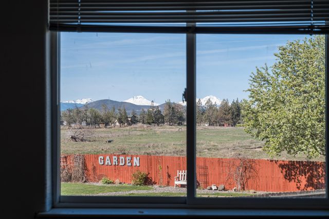 2113 NW 22nd Street, Redmond, OR 97756