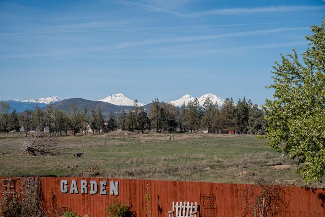 2113 NW 22nd Street, Redmond, OR 97756