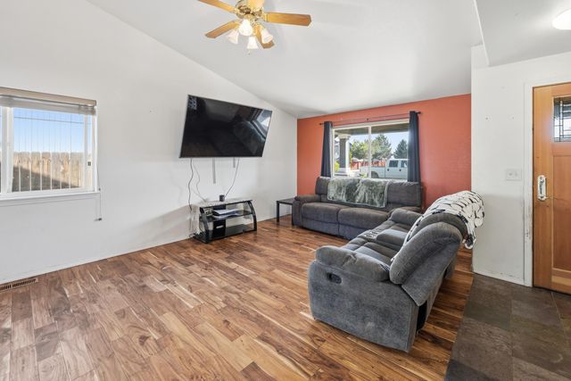 2113 NW 22nd Street, Redmond, OR 97756