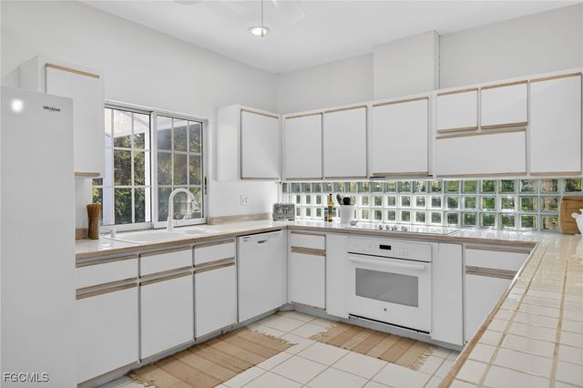 556 Sea Oats DR, Sanibel, FL 33957