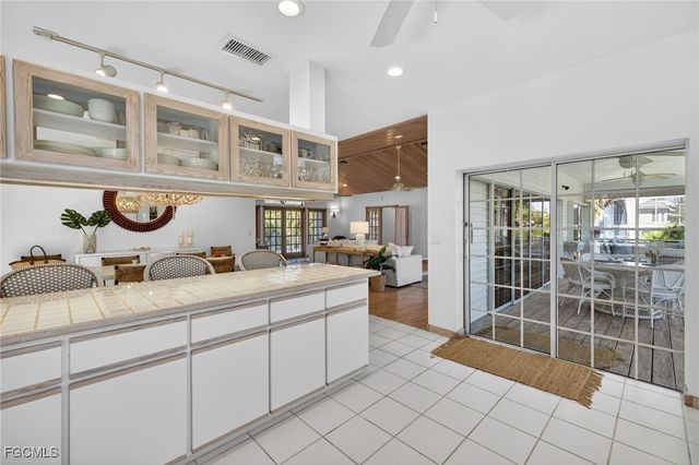 556 Sea Oats DR, Sanibel, FL 33957