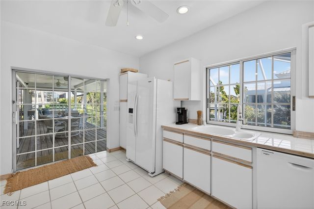 556 Sea Oats DR, Sanibel, FL 33957
