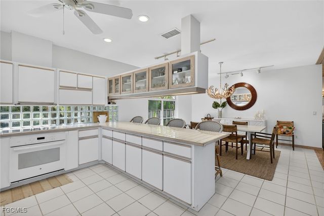 556 Sea Oats DR, Sanibel, FL 33957