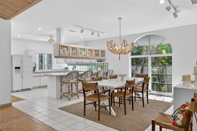 556 Sea Oats DR, Sanibel, FL 33957