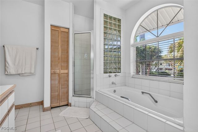 556 Sea Oats DR, Sanibel, FL 33957