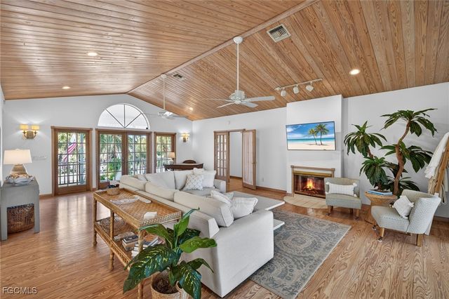 556 Sea Oats DR, Sanibel, FL 33957