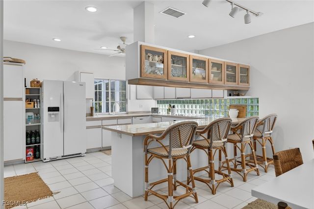 556 Sea Oats DR, Sanibel, FL 33957