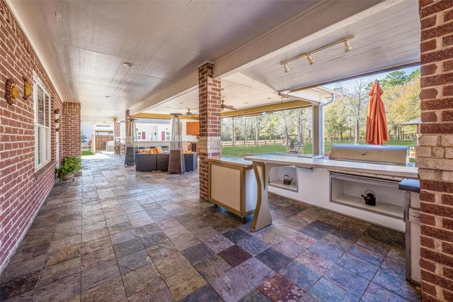 33519 Hillside Drive, Pinehurst, TX 77362