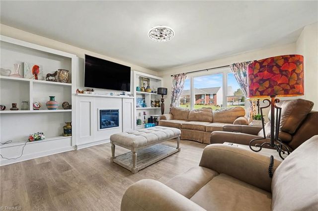 6033 Stone Bluff Drive, Clemmons, NC 27012