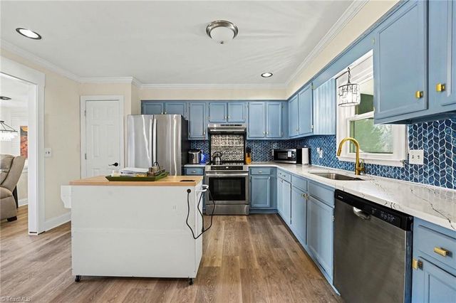 6033 Stone Bluff Drive, Clemmons, NC 27012