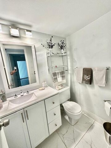 14 Fanshaw A, Boca Raton, FL 33434