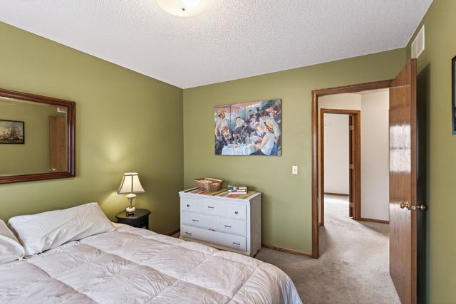 9585 72nd Street S, Cottage Grove, MN 55016