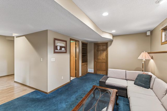 9585 72nd Street S, Cottage Grove, MN 55016