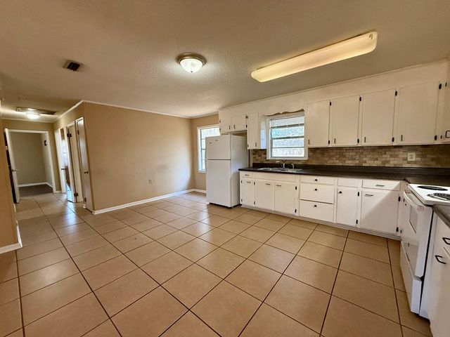 210 Davenport, Headland, AL 36345