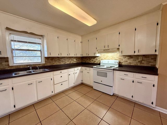 210 Davenport, Headland, AL 36345