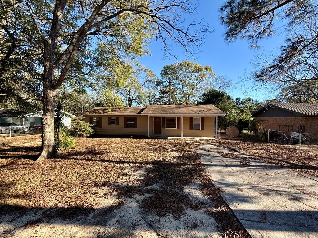 210 Davenport, Headland, AL 36345