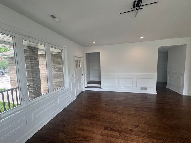6939 W 95th Place, Oak Lawn, IL 60453