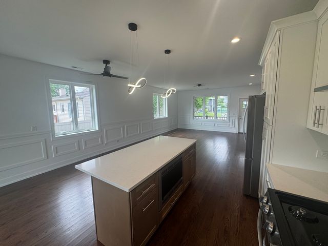 6939 W 95th Place, Oak Lawn, IL 60453