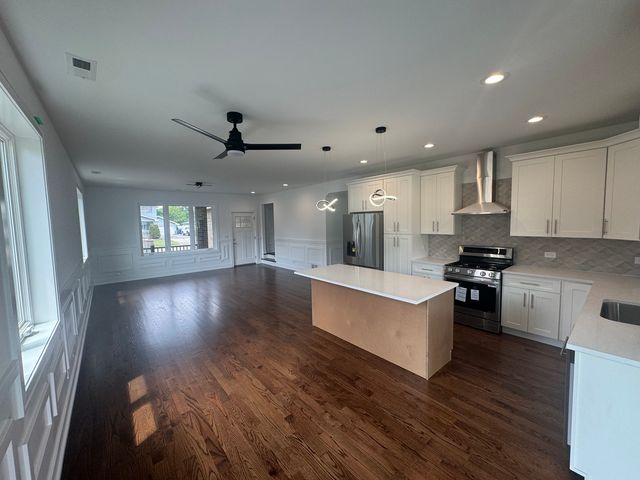 6939 W 95th Place, Oak Lawn, IL 60453