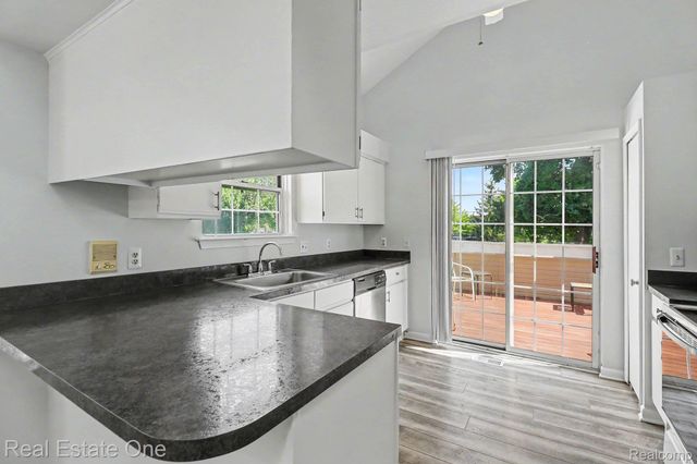 6617 Chimney Sweep, West Bloomfield Charter Township, MI 48322