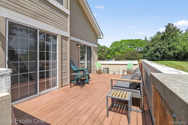 6617 Chimney Sweep, West Bloomfield Charter Township, MI 48322