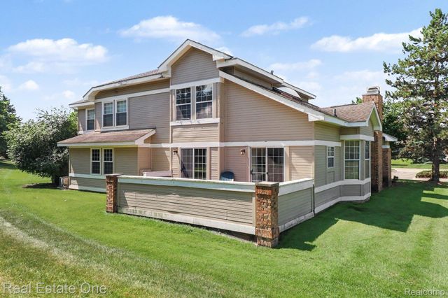 6617 Chimney Sweep, West Bloomfield Charter Township, MI 48322