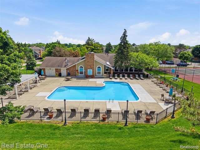 6617 Chimney Sweep, West Bloomfield Charter Township, MI 48322