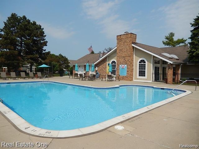 6617 Chimney Sweep, West Bloomfield Charter Township, MI 48322