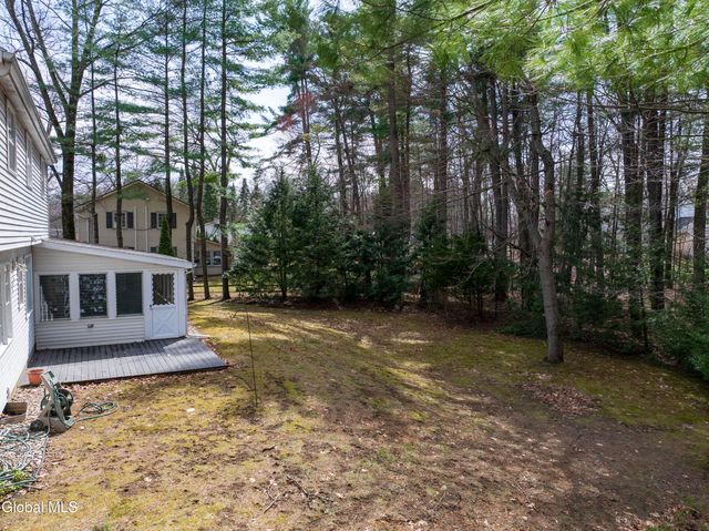 33 Casablanca Court, Clifton Park, NY 12065