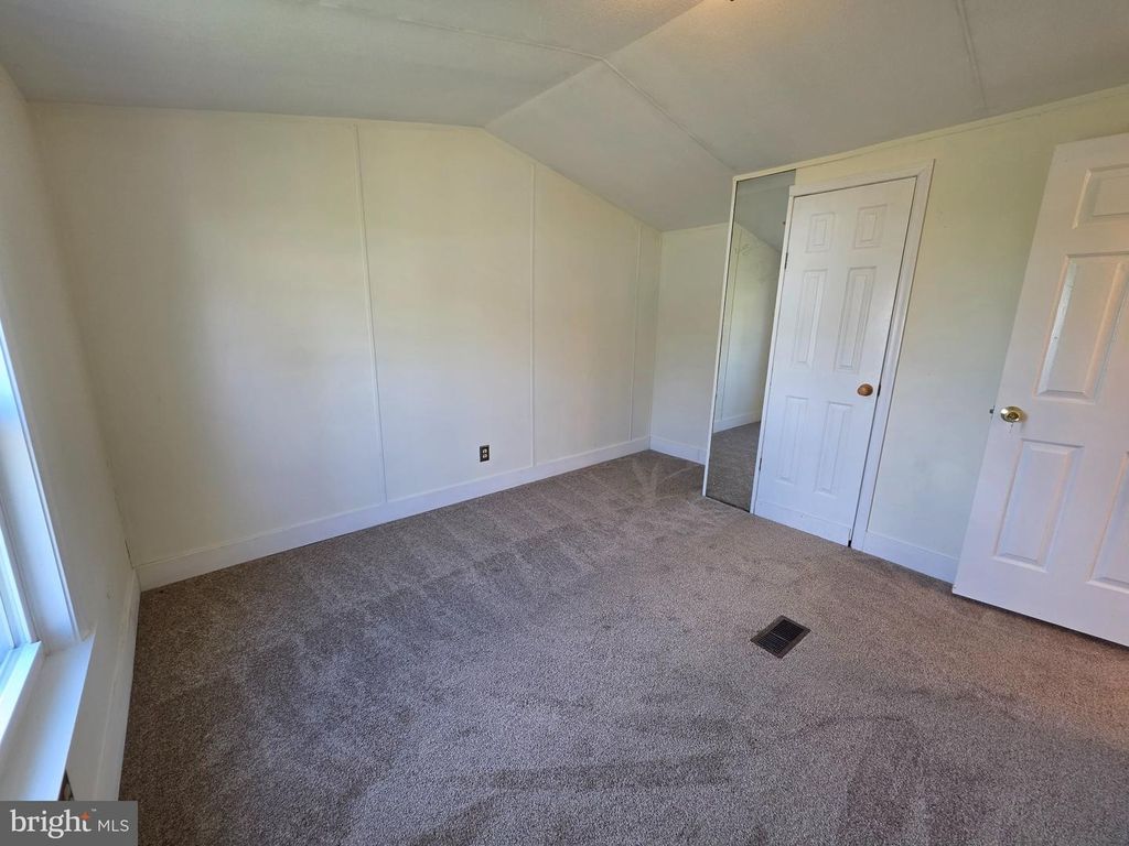 Image 15 of property listing at 864 ASPEN AVE, Spring City, PA 19475