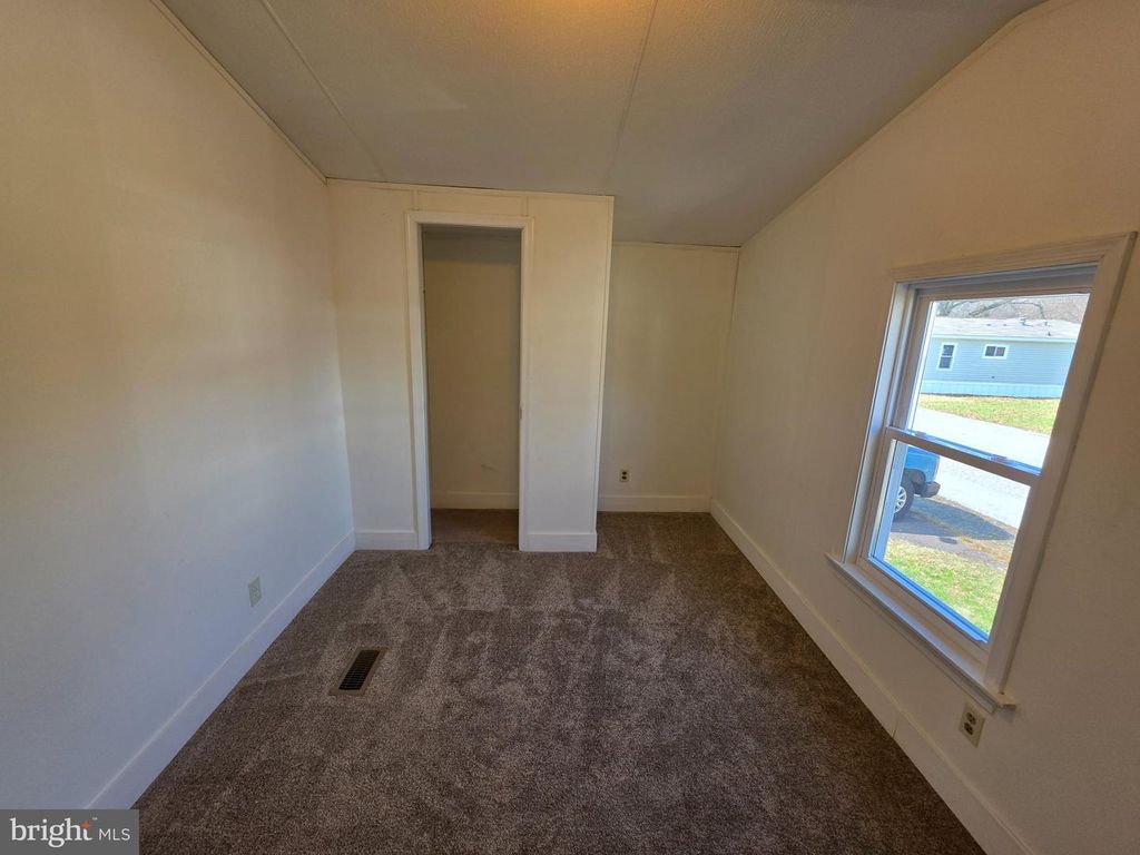 Image 3 of property listing at 864 ASPEN AVE, Spring City, PA 19475