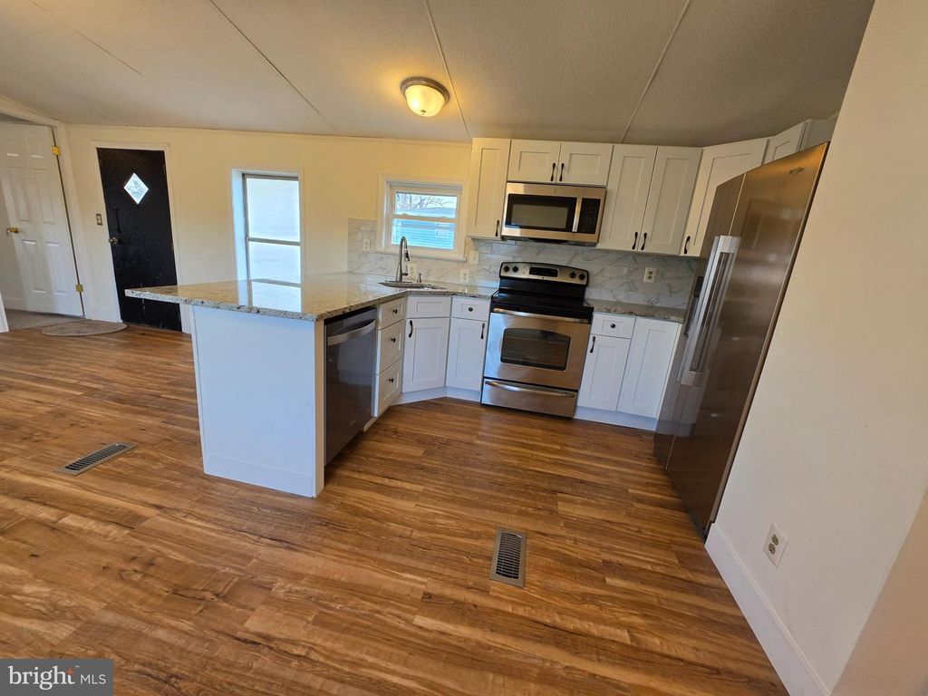 Image 5 of property listing at 864 ASPEN AVE, Spring City, PA 19475