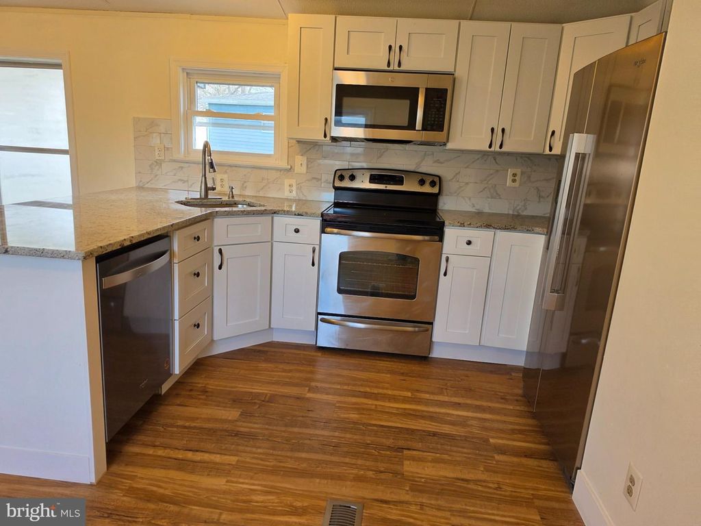 Image 7 of property listing at 864 ASPEN AVE, Spring City, PA 19475