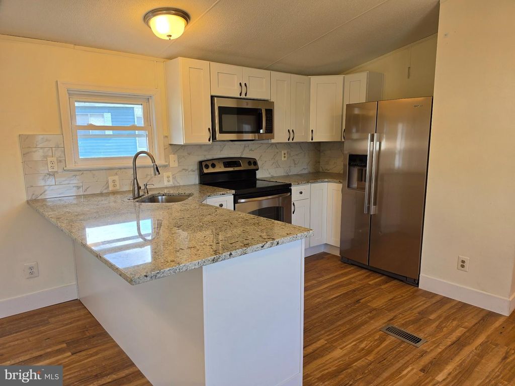 Image 8 of property listing at 864 ASPEN AVE, Spring City, PA 19475