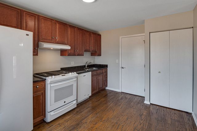 972 Mallard Circle 2, Schaumburg, IL 60193