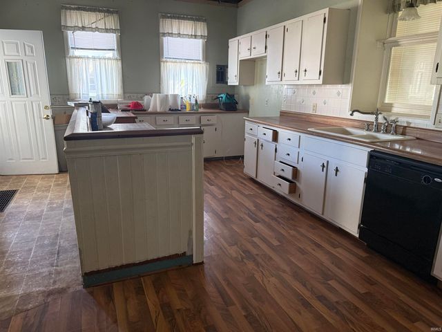 215 S High Street, Hartford City, IN 47348