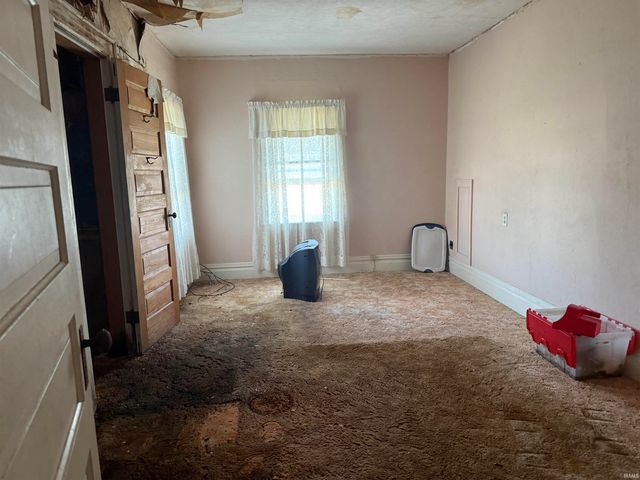 215 S High Street, Hartford City, IN 47348