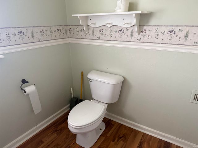 215 S High Street, Hartford City, IN 47348