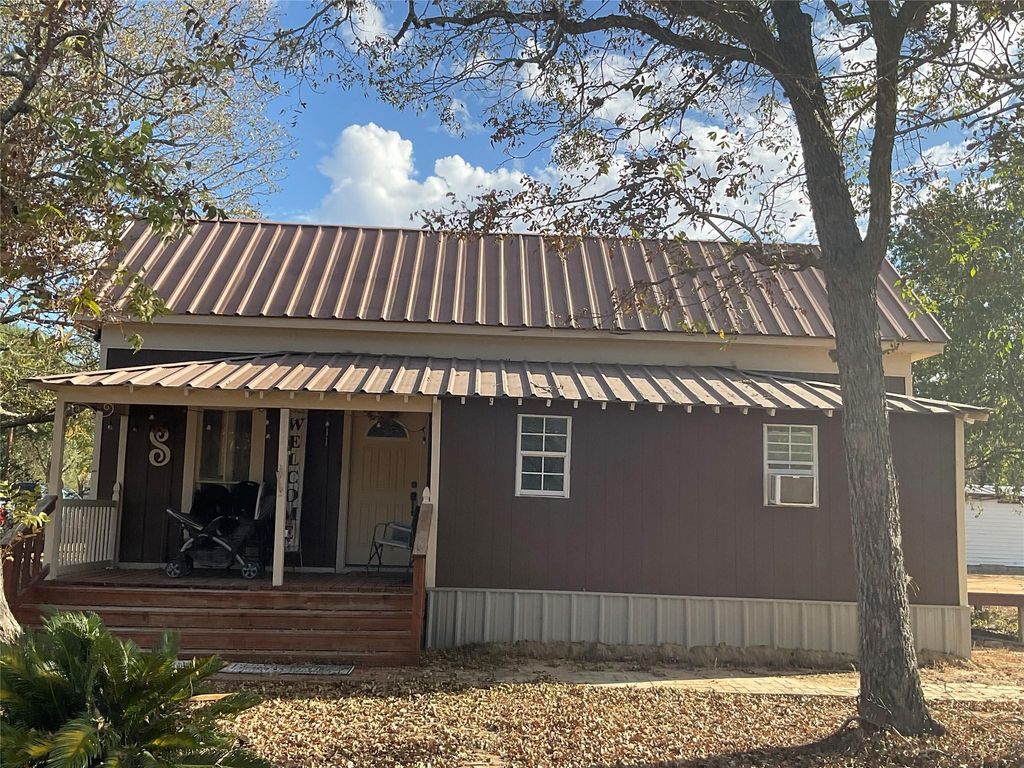 211 Martin Street, Yoakum, TX 77995