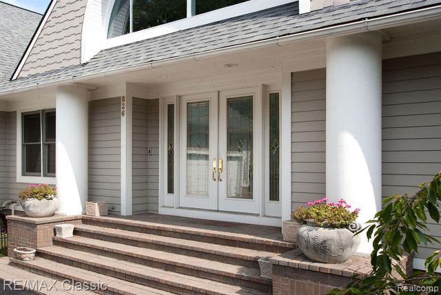 826 Wolverine Drive, Wolverine Lake, MI 48390