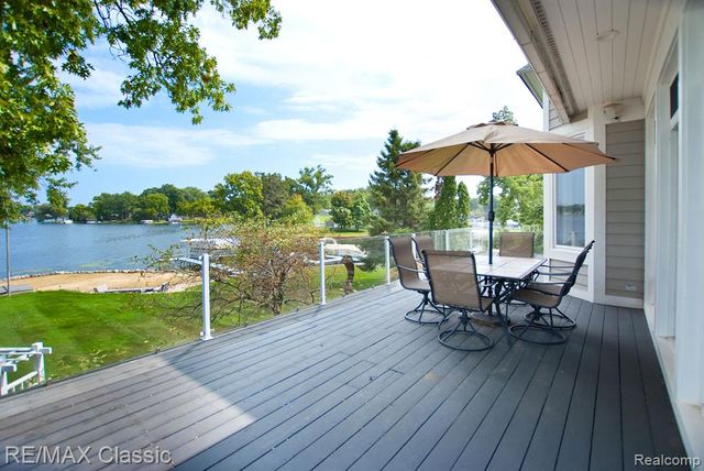 826 Wolverine Drive, Wolverine Lake, MI 48390