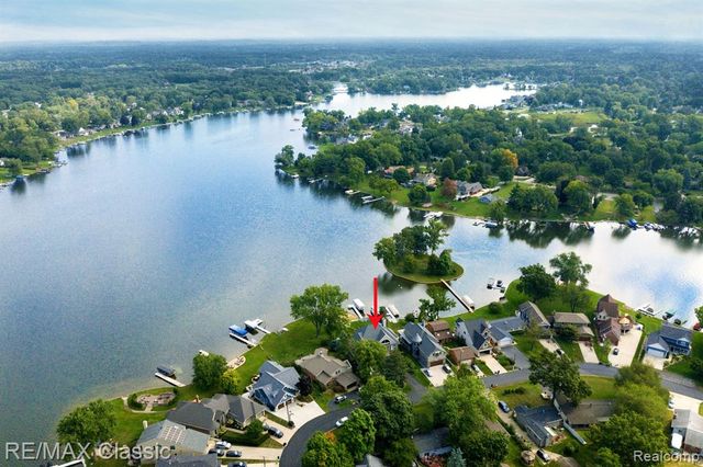 826 Wolverine Drive, Wolverine Lake, MI 48390