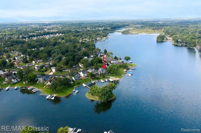 826 Wolverine Drive, Wolverine Lake, MI 48390
